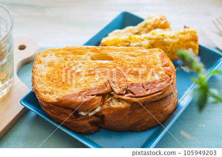 hot sandwich with vegetable salad 105949203