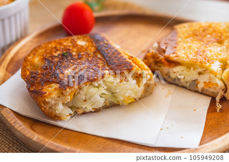 toasted hot sandwich 105949208