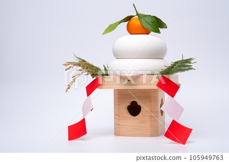 簡單新年裝飾（鏡面年糕）白色背景照片 105949763