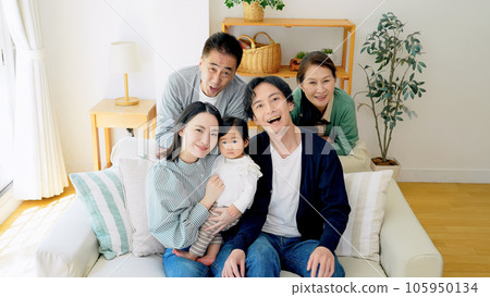 Smiling baby and three generation family 105950134