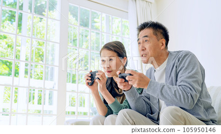 senior couple playing games 105950146
