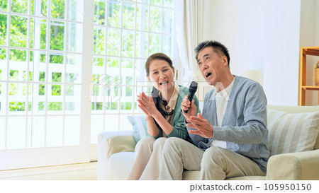 唱卡拉 OK 的年長夫婦 105950150