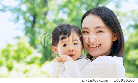 新綠前媽媽抱著孩子 105950166