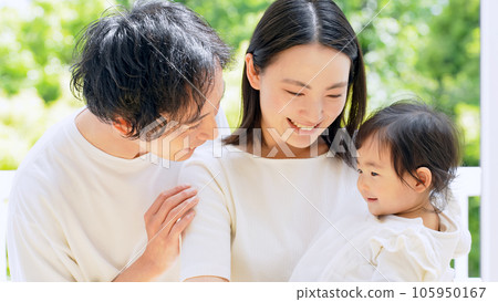 新綠前抱著孩子的父母 105950167