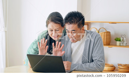 老夫婦微笑著看著電腦 105950209