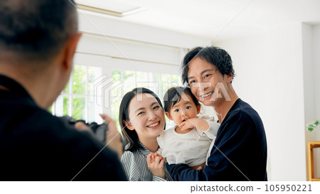 Three generations family taking a commemorative photo Three generations family taking a commemorative photo 105950221