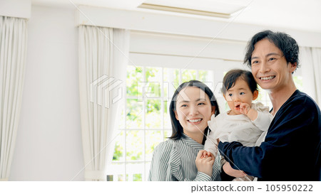 smiling baby and parents 105950222