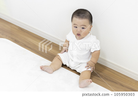 嬰兒坐在地毯上哭泣（男孩，日本，8 個月大） 105950303