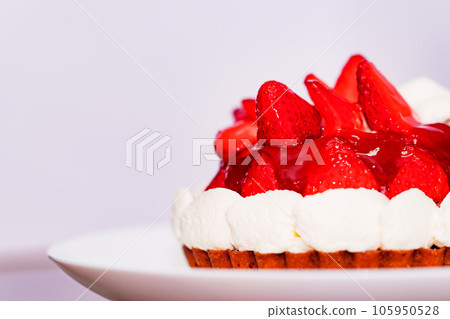 草莓撻裡的草莓看起來很好吃【時令水果蛋糕】 105950528