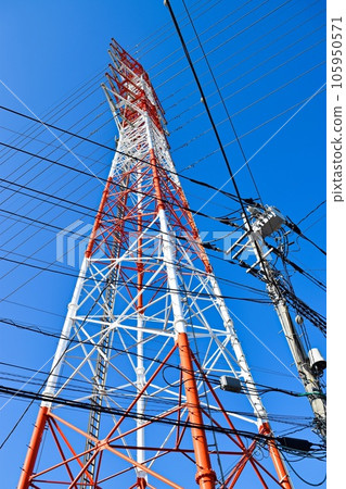 藍天中的鋼塔、電線桿和電線 105950571