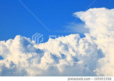 夏天藍天和出云云彩 105951598
