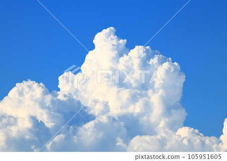 夏天藍天和出云云彩 夏天藍天和出云云彩 105951605
