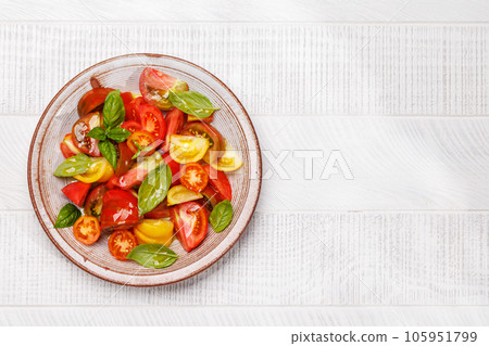 Tomato salad with fresh basil and olive oil 105951799