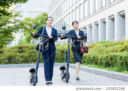 使用電動浮板通勤的女商人 105952166