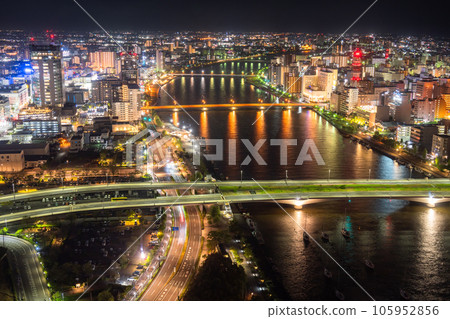 “新潟縣”新潟市中心和信濃川的夜景 105952856