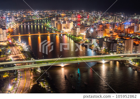 “新潟縣”新潟市中心和信濃川的夜景 105952862