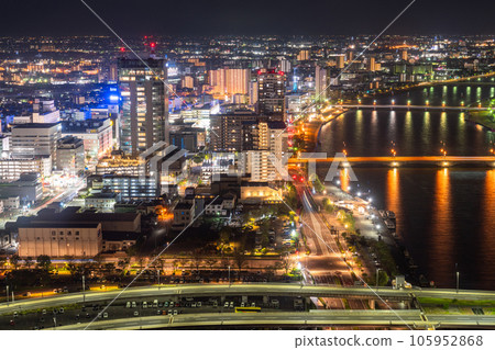 “新潟縣”新潟市中心和信濃川的夜景 105952868