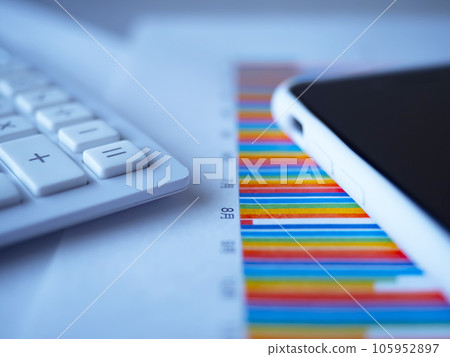 桌上的圖表、智能手機和計算器 105952897