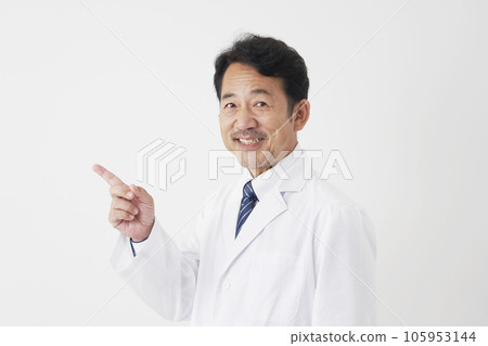 Middle-aged doctor pointing to the left White background Middle-aged doctor pointing to the left White background 105953144
