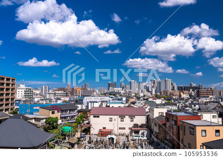 「埼玉縣」川口市中心及住宅區景觀/夏日的天空 105953536