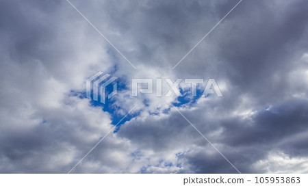 中午藍天上飄著許多白雲 105953863