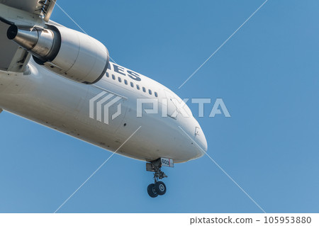 [JAL aircraft ready to land from the sky above Jonanjima Seaside Park] 105953880