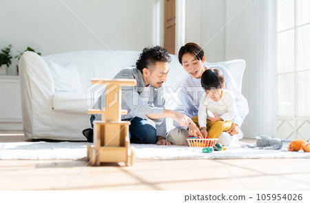 一家三口在客廳玩耍 105954026
