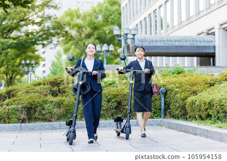 使用電動浮板通勤的女商人 105954158