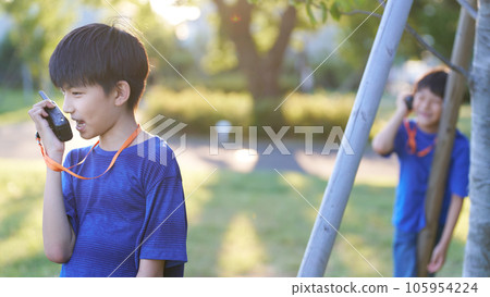孩子們用對講機說話 孩子們用對講機說話 105954224