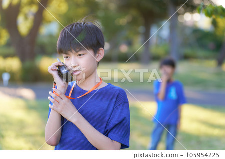 孩子們用對講機說話 105954225