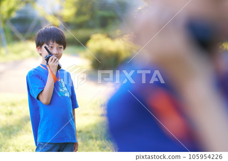孩子們用對講機說話 105954226