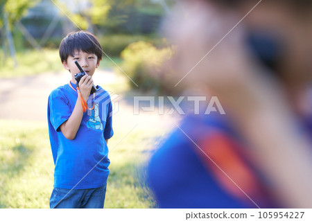 Children talking on walkie-talkies 105954227