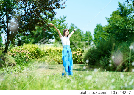 Woman relaxing in green space 105954267