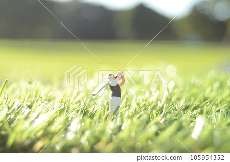 打高爾夫球的男人的縮影 105954352