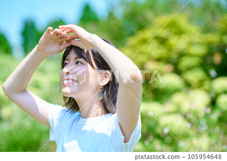 在綠色空間中放鬆的女人 在綠色空間中放鬆的女人 105954648