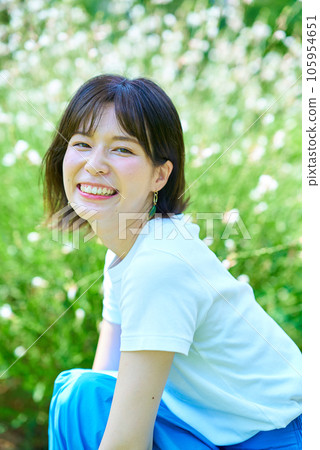 Woman relaxing in green space 105954651