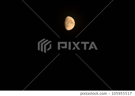Hakushu-cho, Hokuto City, Moon age 10.4 First quarter rosy July moon (Position: upper center) 105955517