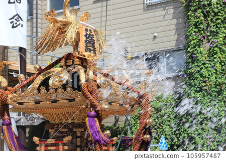 The portable shrine of Tomioka Hachimangu Shrine, Edo's three major festivals, the Mizukake Festival The portable shrine of Tomioka Hachimangu Shrine, Edo's three major festivals, the Mizukake Festival 105957487