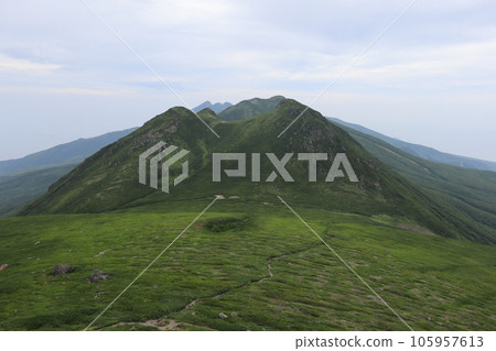 從羅臼山中部眺望知床連峰 從羅臼山中部眺望知床連峰 105957613