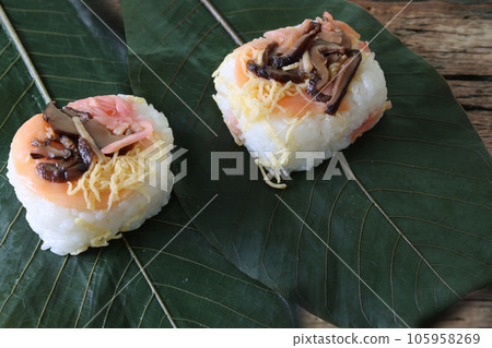 在木背景的玉蘭壽司 105958269