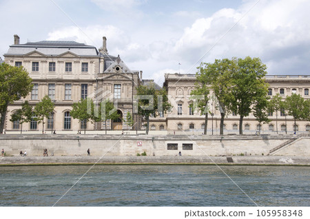 The Seine on the right bank seen from the left bank. Swimming in the Seine is prohibited, but from the summer of 2025 it will be possible to swim in three places. 105958348