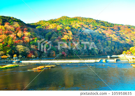 Kyoto's representative tourist destination Arashiyama in autumn 105958635