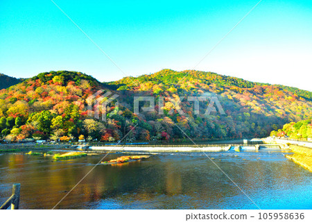 Kyoto's representative tourist destination Arashiyama in autumn 105958636