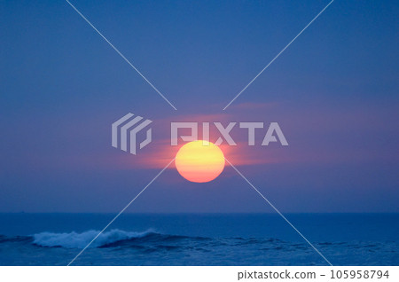 The sun rising from the sea, Ibaraki Prefecture 105958794