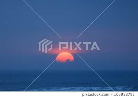 The sun rising from the sea, Ibaraki Prefecture 105958795