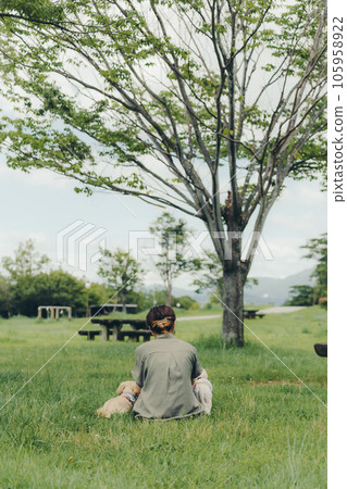 女人和她的狗玩耍 105958922