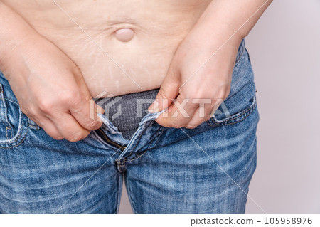 [Overweight housewife who can't close the buttons of her jeans] 105958976