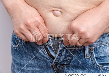 [Overweight housewife who can't close the buttons of her jeans] 105958977