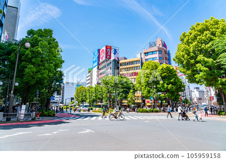 [Tokyo] The intersection of Ikebukuro where the fresh green of the street trees is beautiful 105959158