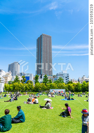 [Tokyo] Minami-Ikebukuro Park on holidays where many people relax 105959159